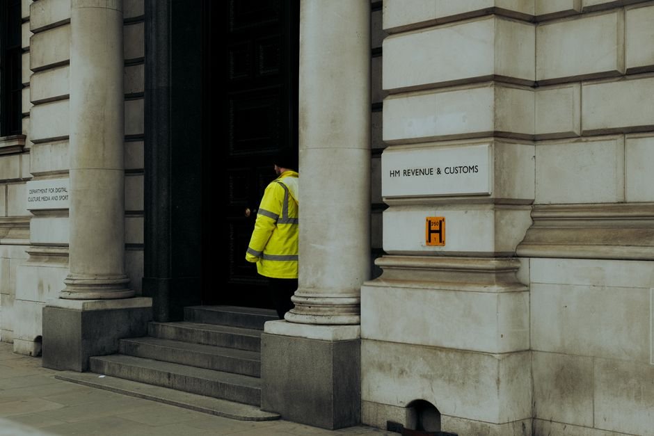 Reform Plan to Cut HMRC Pay Over Taxpayer Waits